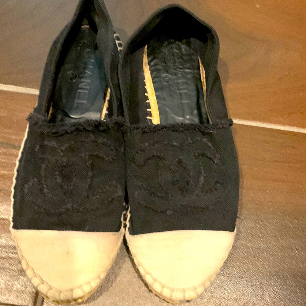 COPY - COPY - Authentic channel flats size 38 or a 7.5 black and white clássics
